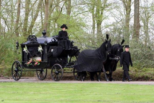 Bijzonder rouwvervoer dat past bij een persoonlijk afscheid