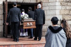 Culturele verschillen in uitvaarten: hoe werkt dat in Nederland?