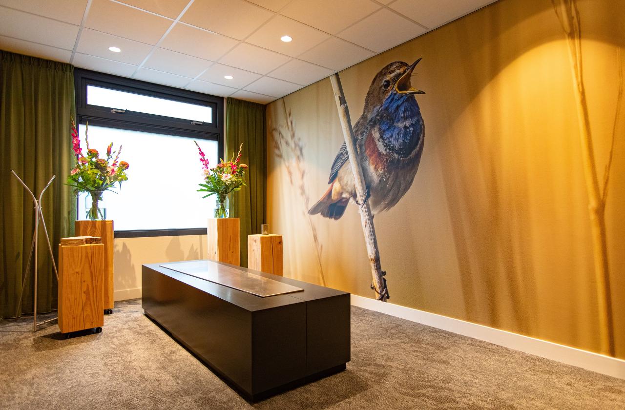 Wat is het verschil tussen opbaren thuis of in een uitvaartcentrum?