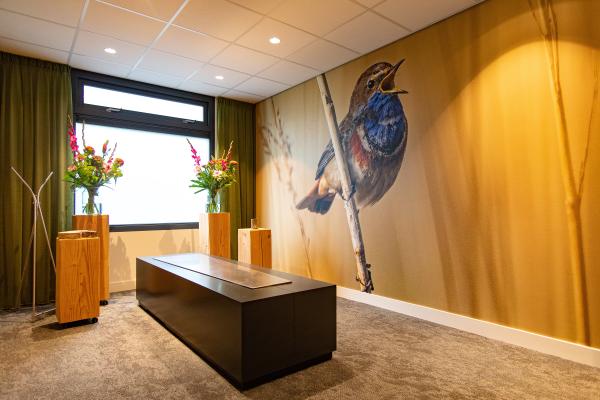 Wat is het verschil tussen opbaren thuis of in een uitvaartcentrum?